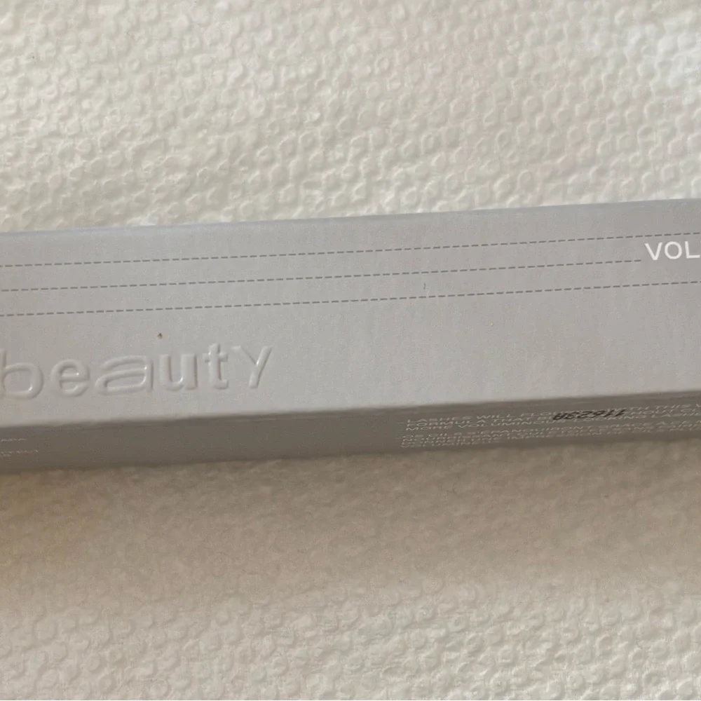 r.e.m. beauty Black Mascara - Volumizing Lash Formula